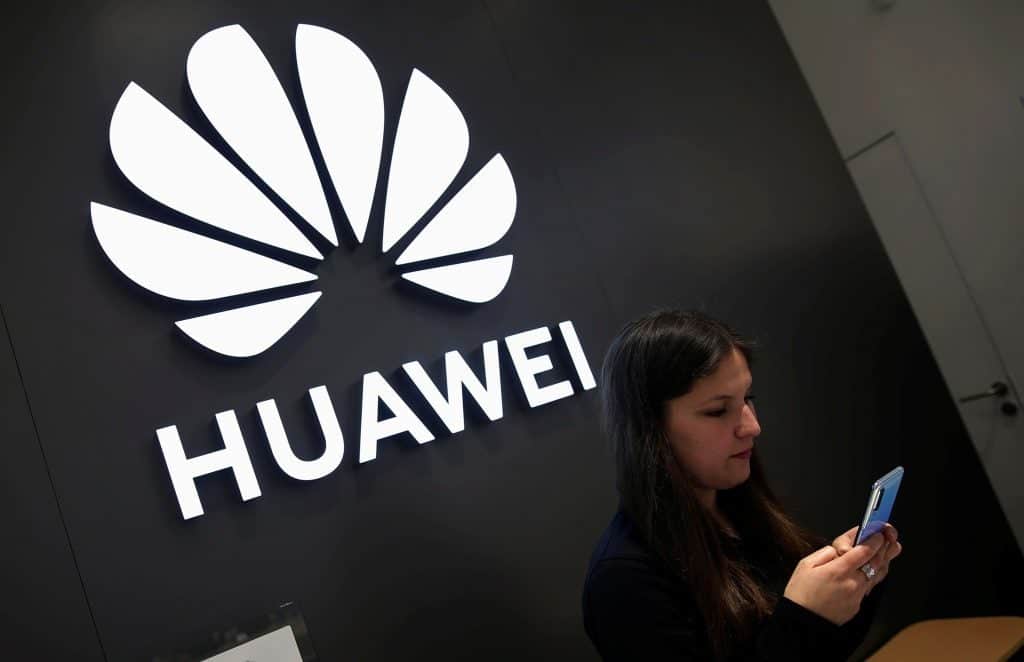 Huawei secretly started selling flagships without chargers in the box