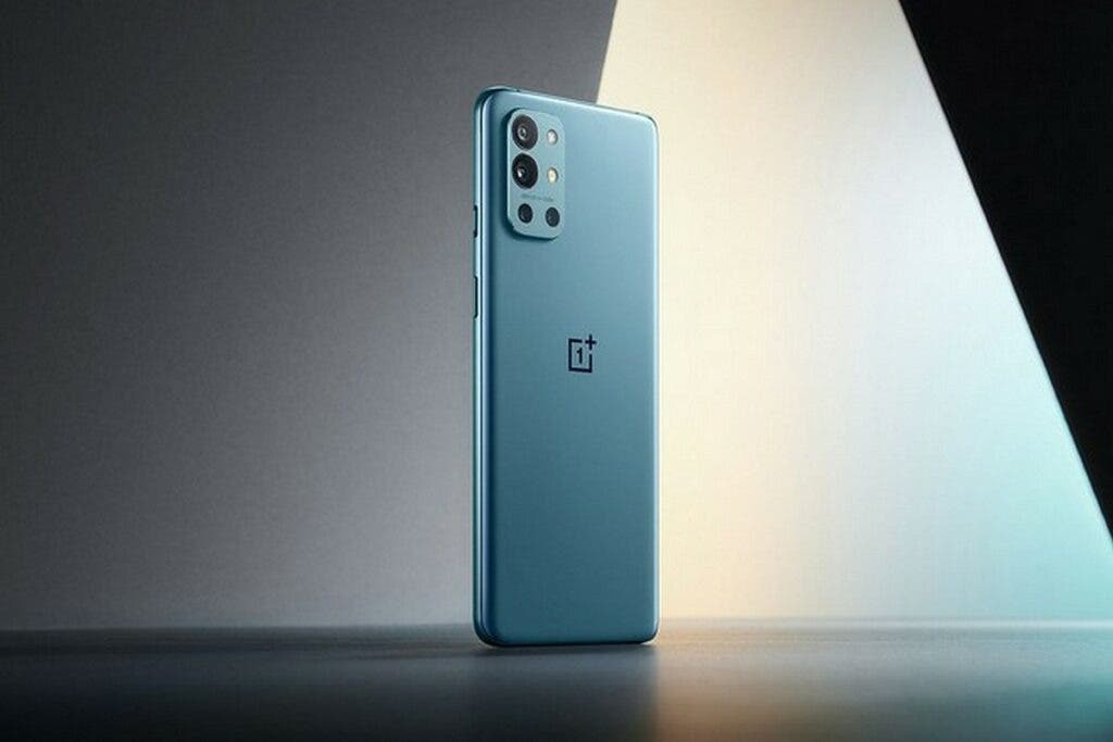 OnePlus 9R is receiving Oxygen 11.2.4.4 update with Bitmoji AOD, security patch and more