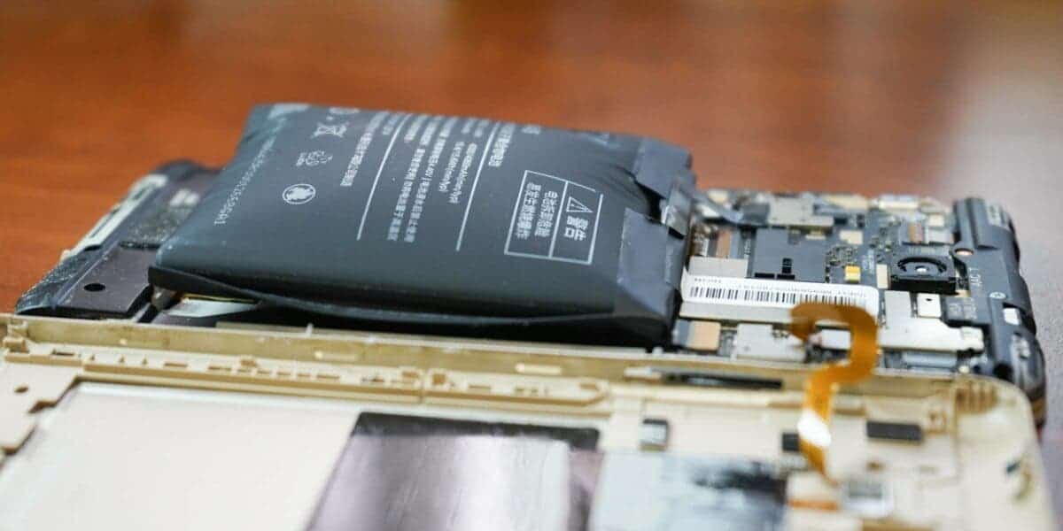 Samsung says it knew about battery bulging in Galaxy phones