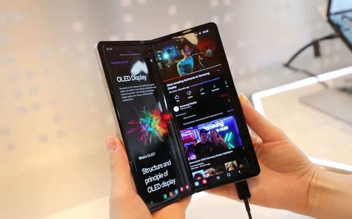 Samsung shows off a new foldable mobile phone with a complex design